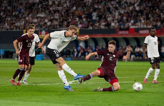 Soccer, Youth, Season 2025 26, U21, European Championship Qualification Group F 3 Matchday in Rostock, Germany Latvia, v l Nelson Weiper U21, Germany scores the goal for 1 0 against Glebs Zaleiko, 09 09 2025, Copyright: xMatthiasxKochx