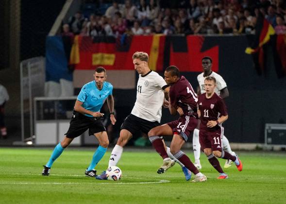 Soccer, Youth, Season 2025 26, U21, European Championship Qualification Group F 3 Matchday in Rostock, Germany Latvia, f l Referee Lukasz Kuzma, Nelson Weiper U21, Germany , Daniels Nosegbe Susko, 09 09 2025, Copyright: xMatthiasxKochx