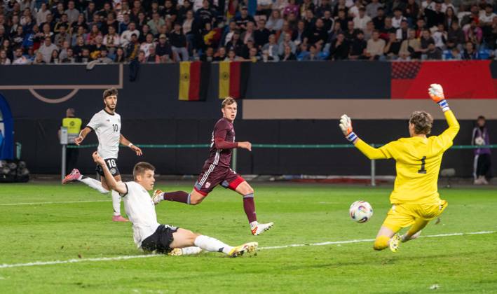Soccer, Youth, Season 2025 26, U21, European Championship Qualification Group F 3 Matchday in Rostock, Germany Latvia, f l Nicolo Tresoldi U21, Germany scores the goal for 2 0 against goalkeeper Nikita Parfjonovs, 09 09 2025, Copyright: xMatthiasxKochx