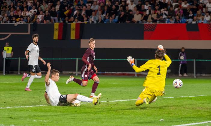 Soccer, Youth, Season 2025 26, U21, European Championship Qualification Group F 3 Matchday in Rostock, Germany Latvia, f l Nicolo Tresoldi U21, Germany scores the goal for 2 0 against goalkeeper Nikita Parfjonovs, 09 09 2025, Copyright: xMatthiasxKochx