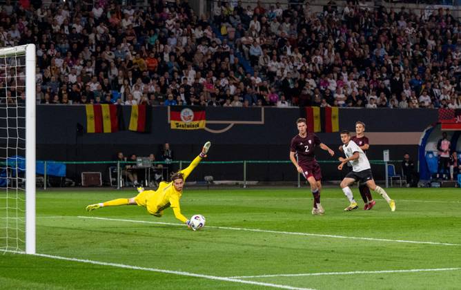 Soccer, Youth, Season 2025 26, U21, European Championship Qualification Group F 3 Matchday in Rostock, Germany Latvia, f l Nicolo Tresoldi U21, Germany scores the goal for 3 0 against goalkeeper Nikita Parfjonovs, 09 09 2025, Copyright: xMatthiasxKochx