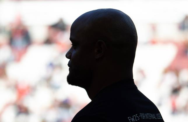 30 08 25 FC Augsburg FC Bayern Munich Germany, Augsburg, 30 08 2025, Football, Bundesliga, FC Augsburg FC Bayern Munich 2 3 Vincent Kompany Coach FC Bayern Munich Feature Shadow Head