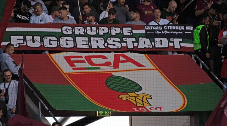 30 08 25 FC Augsburg FC Bayern Munich Germany, Augsburg, 30 08 2025, Football, Bundesliga, FC Augsburg FC Bayern Munich 2 3 FC Augsburg Logo Crest Feature