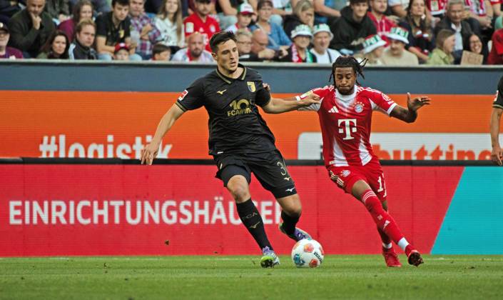 30 08 25 FC Augsburg FC Bayern München Germany, Augsburg, 30 08 2025, Football, Bundesliga, FC Augsburg FC Bayern München 2 3 v l Keven Schlotterbeck FC Augsburg , Michael Olise FC Bayern München