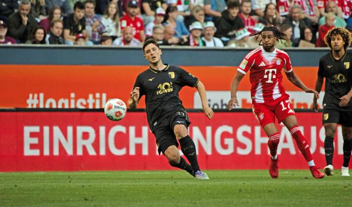 30 08 25 FC Augsburg FC Bayern München Germany, Augsburg, 30 08 2025, Football, Bundesliga, FC Augsburg FC Bayern München 2 3 v l Keven Schlotterbeck FC Augsburg , Michael Olise FC Bayern München