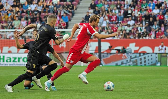30 08 25 FC Augsburg FC Bayern München Germany, Augsburg, 30 08 2025, Football, Bundesliga, FC Augsburg FC Bayern München 2 3 v l Jeffrey Gouweleeuw FC Augsburg , Harry Kane FC Bayern München
