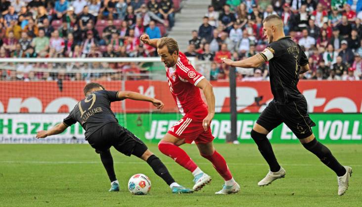 30 08 25 FC Augsburg FC Bayern München Germany, Augsburg, 30 08 2025, Football, Bundesliga, FC Augsburg FC Bayern München 2 3 v l Robin Fellhauer FC Augsburg , Harry Kane FC Bayern München , Jeffrey Gouweleeuw FC Augsburg