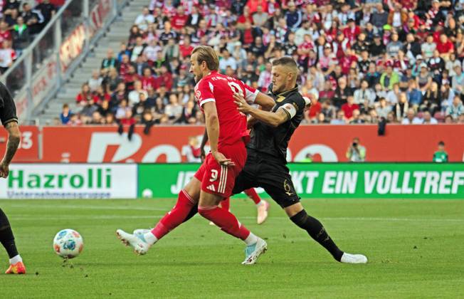 30 08 25 FC Augsburg FC Bayern München Germany, Augsburg, 30 08 2025, Football, Bundesliga, FC Augsburg FC Bayern München 2 3 v l Harry Kane FC Bayern München , Jeffrey Gouweleeuw FC Augsburg