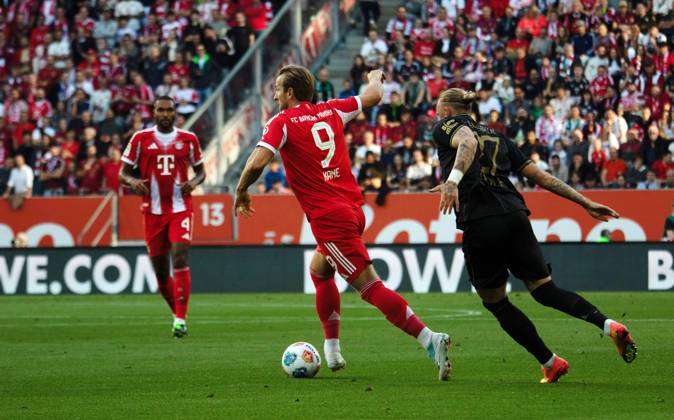 30 08 25 FC Augsburg FC Bayern München Germany, Augsburg, 30 08 2025, Football, Bundesliga, FC Augsburg FC Bayern München 2 3 v l Harry Kane FC Bayern München , Marius Wolf FC Augsburg
