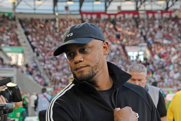 30 08 25 FC Augsburg FC Bayern Munich Germany, Augsburg, 30 08 2025, Football, Bundesliga, FC Augsburg FC Bayern Munich 2 3 Vincent Kompany Coach FC Bayern Munich Feature Shadow Head