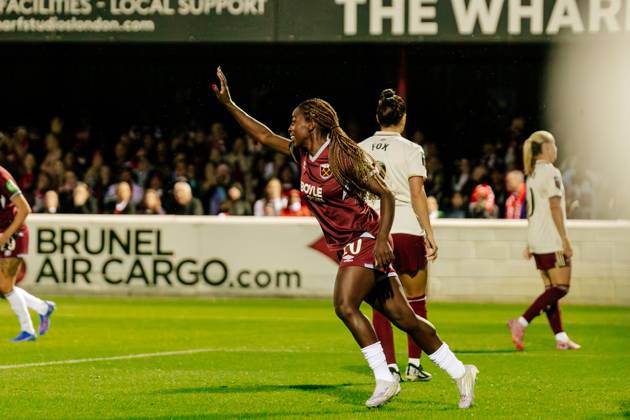 Barclays Women s Super League match between West Ham United and Arsenal LONDON, ENGLAND - SEPTEMBER 12: Own Goal - Daphne van Domselaar of Arsenal during the Barclays Women s Super League match between West Ham United and Arsenal at Chigwell Construction Stadium on September 12, 2025 in London, England London United Kingdom Copyright: xNinaxFarooqix