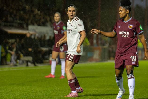 Barclays Women s Super League match between West Ham United and Arsenal LONDON, ENGLAND - SEPTEMBER 12: Mariona Caldentey of Arsenal and Shekiera Martinez of West Ham United during the Barclays Women s Super League match between West Ham United and Arsenal at Chigwell Construction Stadium on September 12, 2025 in London, England London United Kingdom Copyright: xNinaxFarooqix