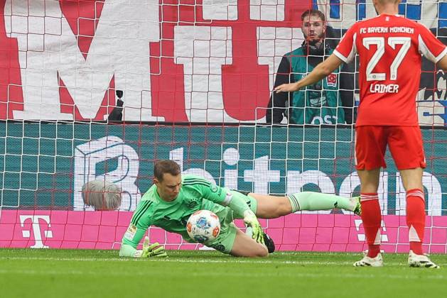 Goalkeeper action by Manuel Neuer 1 FC Bayern Muenchen , FC Bayern Muenchen vs Hamburger SV, Soccer, 3 Bundesliga, 3 Matchday, 13 09 2025 DFB regulations prohibit any use of photographs as image sequences and or quasi video Muenchen Bayern Germany Copyright: xkolbert-press ChristianxKolbertx