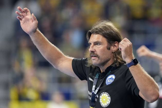 Sebastian Hinze coach, head coach, ThSV , gives instructions, gestures, gesticulates with arms, single picture, single photo, action, action, 13 09 2025, Mannheim Germany , Handball, Bundesliga, Rhein Neckar Löwen ThSV Eisenach xozx
