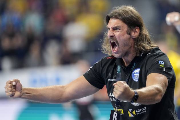 Sebastian Hinze coach, head coach, ThSV , single picture, single photo, action, action, cheer, cheers, celebration, joy, rejoice, rejoicing, confident, optimistic, positive, game scene, 13 09 2025, Mannheim Germany , Handball, Bundesliga, Rhein Neckar Löwen ThSV Eisenach xozx