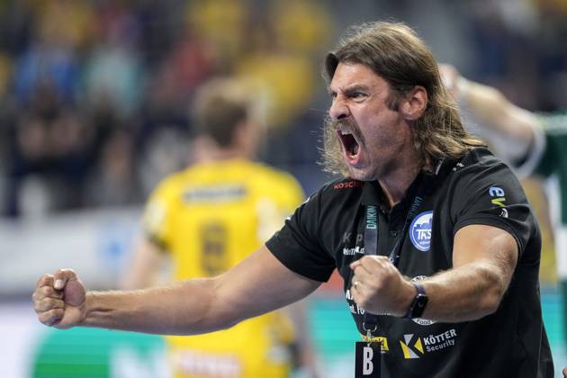 Sebastian Hinze coach, head coach, ThSV , single picture, single photo, action, action, cheer, cheers, celebration, joy, rejoice, rejoicing, confident, optimistic, positive, game scene, 13 09 2025, Mannheim Germany , Handball, Bundesliga, Rhein Neckar Löwen ThSV Eisenach xozx