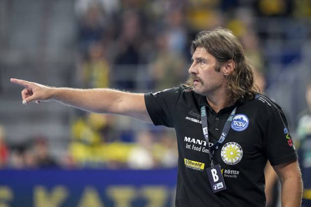 Sebastian Hinze coach, head coach, ThSV , gives instructions, gestures, gesticulates with arms, single picture, single photo, action, action, 13 09 2025, Mannheim Germany , Handball, Bundesliga, Rhein Neckar Löwen ThSV Eisenach xozx