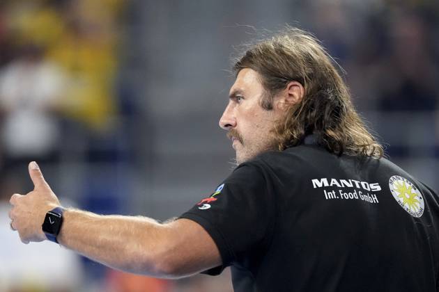 Sebastian Hinze coach, head coach, ThSV , gives instructions, gestures, gesticulates with arms, single picture, single photo, action, action, 13 09 2025, Mannheim Germany , Handball, Bundesliga, Rhein Neckar Löwen ThSV Eisenach xozx