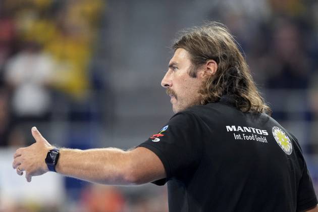 Sebastian Hinze coach, head coach, ThSV , gives instructions, gestures, gesticulates with arms, single picture, single photo, action, action, 13 09 2025, Mannheim Germany , Handball, Bundesliga, Rhein Neckar Löwen ThSV Eisenach xozx