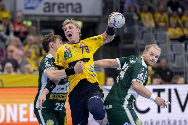 from left Felix Aellen ThSV, 22 , Edwin Aspenbäck RNL, 78 , Peter Walz ThSV, 14 , duel, duel scene, duel, tackle, tackling, dynamics, action, action, 13 09 2025, Mannheim Germany , Handball, Bundesliga, Rhein Neckar Löwen ThSV Eisenach xozx