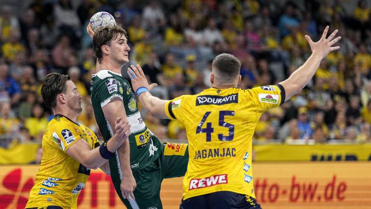 from left Robert Timmermeister RNL, 7 , Stephan Seitz ThSV, 44 , Halil Jaganjac RNL, 45 , duel, duel, tackle, tackling, dynamics, action, action, 13 09 2025, Mannheim Germany , Handball, Bundesliga, Rhein Neckar Löwen ThSV Eisenach xozx