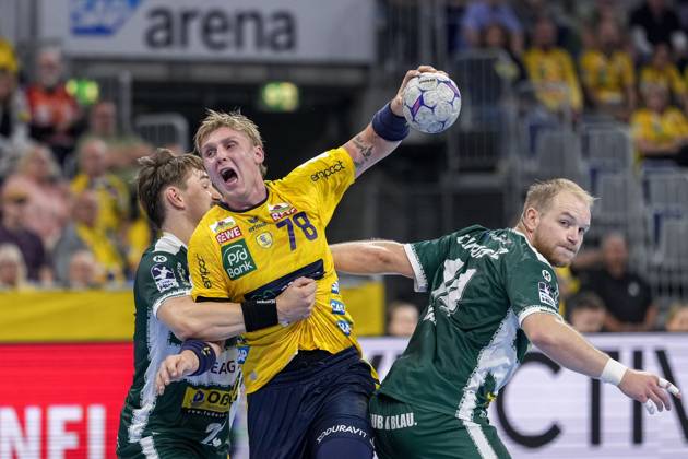from left Felix Aellen ThSV, 22 , Edwin Aspenbäck RNL, 78 , Peter Walz ThSV, 14 , duel, duel scene, duel, tackle, tackling, dynamics, action, action, 13 09 2025, Mannheim Germany , Handball, Bundesliga, Rhein Neckar Löwen ThSV Eisenach xozx