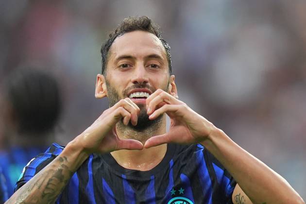 Inter Milan s Hakan Calhanoglu celebrates after scoring 1-1 during the Serie A soccer match between Juventus and Inter at the Allianz Stadium in Turin , north Italy - Saturday , September 13 , 2025. - Soccer .  Copyright: xSpada LaPressex