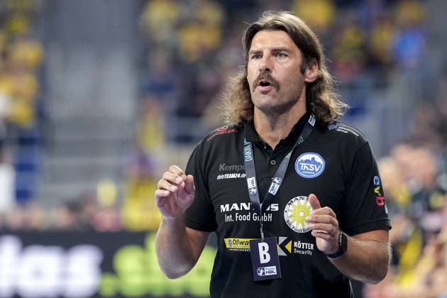 Sebastian Hinze coach, head coach, ThSV , gives instructions, gestures, gesticulates with arms, single picture, single photo, action, action, 13 09 2025, Mannheim Germany , Handball, Bundesliga, Rhein Neckar Löwen ThSV Eisenach xozx