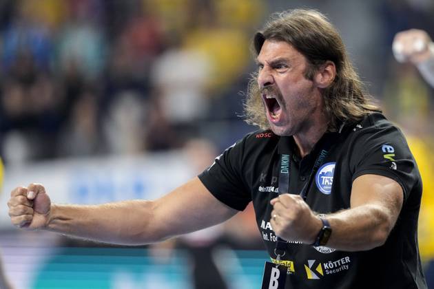Sebastian Hinze coach, head coach, ThSV , single picture, single photo, action, action, cheer, cheers, celebration, joy, rejoice, rejoicing, confident, optimistic, positive, game scene, 13 09 2025, Mannheim Germany , Handball, Bundesliga, Rhein Neckar Löwen ThSV Eisenach xozx