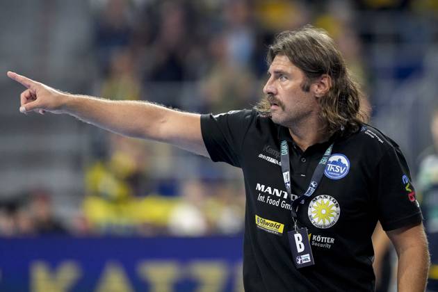 Sebastian Hinze coach, head coach, ThSV , gives instructions, gestures, gesticulates with arms, single picture, single photo, action, action, 13 09 2025, Mannheim Germany , Handball, Bundesliga, Rhein Neckar Löwen ThSV Eisenach xozx