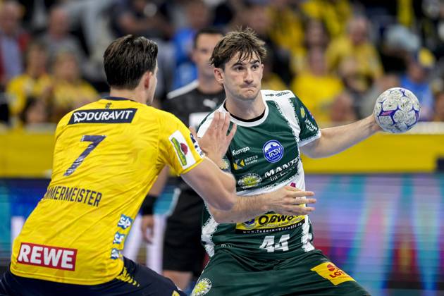 v li Robert Timmermeister RNL, 7 , Stephan Seitz ThSV, 44 , duel, duel, tackle, tackling, dynamics, action, action, 13 09 2025, Mannheim Germany , Handball, Bundesliga, Rhein Neckar Löwen ThSV Eisenach xozx