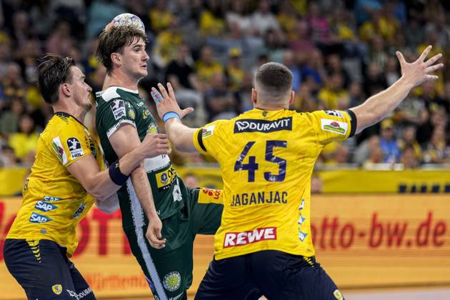 from left Robert Timmermeister RNL, 7 , Stephan Seitz ThSV, 44 , Halil Jaganjac RNL, 45 , duel, duel, tackle, tackling, dynamics, action, action, 13 09 2025, Mannheim Germany , Handball, Bundesliga, Rhein Neckar Löwen ThSV Eisenach xozx