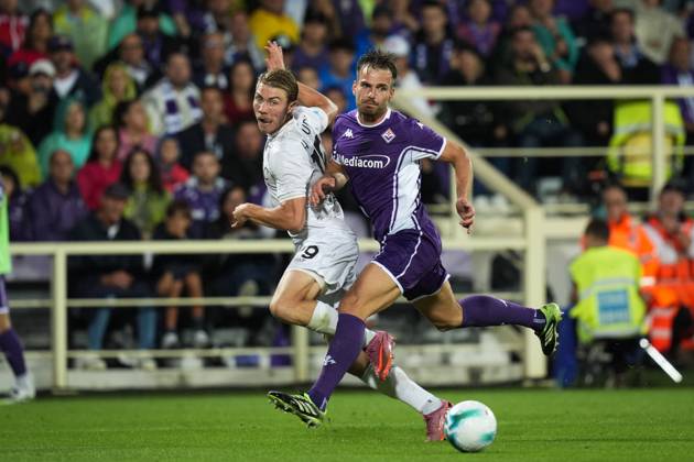 Napoli s Rasmus Hojlund fights for the ball with FiorentinaÕs Marin Pongracic during the Serie A soccer match between Fiorentina and Napoli at the Artemio Franchi Stadium in Florence, north Italy - Saturday, September 13, 2025 - Copyright: xMassimoxPaolone LaPressex