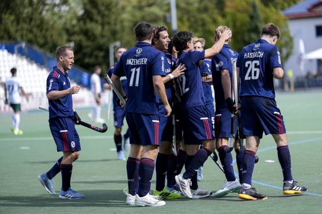 Players of Mannheimer HC MHC , celebrate the goal, celebrate the goal, goal, celebration, cheer, cheers about the goal, rejoicing, joy, rejoices, optimistic, positive, game scene, highlight, action, 14 09 2025, Mannheim Germany , Hockey, 1 Bundesliga, Men, Mannheimer HC HTC Uhlenhorst Mülheim xozx