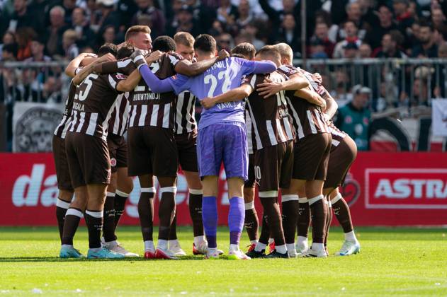 St Pauli team at the circle before kick-off, GER, FC St Pauli vs FC Augsburg, Football, Bundesliga, Matchday 3, Season 2025 2026, 14 09 2025 DFL REGULATIONS PROHIBIT ANY USE OF PHOTOGRAPHS AS IMAGE SEQUENCES AND OR QUASI VIDEO GER, FC St Pauli vs FC Augsburg, Football, Bundesliga, Matchday 3, Season 2025 2026, 14 09 2025 Hamburg Copyright: xEibner-Pressefoto MaxxVincenx EP_MVN