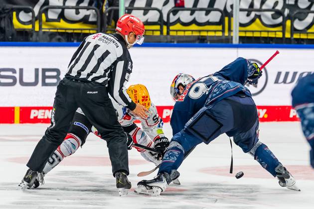Linesperson David Tschirner executes a faceoff between Alexander Friesen Fischtown Pinguins Bremerhaven, 57 and Gabriel Fontaine EHC Red Bull Muenchen, 97 GER, EHC Red Bull Muenchen vs Fischtown Pinguins Bremerhaven, Ice Hockey, DEL, Matchday 2, Season 2025 2026, 14 09 2025 GER, EHC Red Bull Muenchen vs Fischtown Pinguins Bremerhaven, Ice Hockey, DEL, Matchday 2, Season 2025 2026, 14 09 2025 Muenchen Copyright: xEibner-Pressefoto HeikexFeinerx EP_HFR