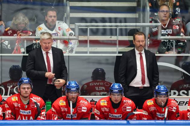 Head Coach Bill Peters Augsburger Panther , Co Coach Thomas Dolak Augsburger Panther , Augsburger Panther vs Adler Mannheim, 2 Spieltag, Eishockey, Penny DEL, 14 09 2025 Augsburg Bayern Germany Copyright: xkolbert-press ChristianxKolbertx