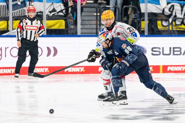 Fight for the puck duel between Max Goertz Fischtown Pinguins Bremerhaven, 23 and Fabio Wagner EHC Red Bull Muenchen, 55 GER, EHC Red Bull Muenchen vs Fischtown Pinguins Bremerhaven, Ice Hockey, DEL, Matchday 2, Season 2025 2026, 14 09 2025 GER, EHC Red Bull Muenchen vs Fischtown Pinguins Bremerhaven, Ice Hockey, DEL, Matchday 2, Season 2025 2026, 14 09 2025 Muenchen Copyright: xEibner-Pressefoto HeikexFeinerx EP_HFR