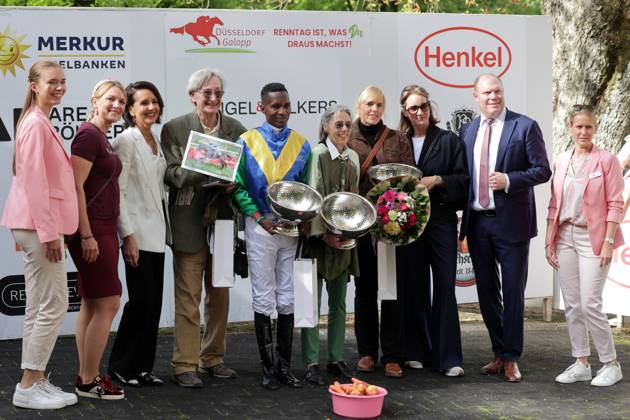14 09 2025, Duesseldorf, Nordrhein Westfalen, GER Award ceremony Avyaan with Eduardo Pedroza wins the BBAG Auktionsrennen Galopprennbahn Duesseldorf Grafenberg Award ceremony, Avyaan, Pedroza, victory 250914SG995DUESSELDORF JPG