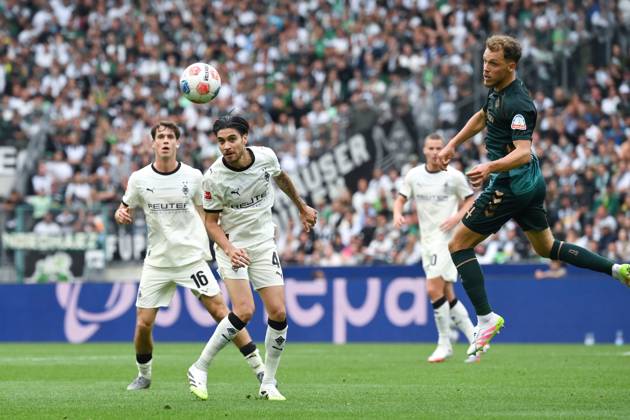 Philipp Sander Borussia Moenchengladbach , Kevin Diks Borussia Moenchengladbach , Senne Lynen Werder Bremen , v li 14 09 2025, Fußball 1 Bundesliga, Saison 2025 2026, 3 Spieltag, Borussia Mönchengladbach SV Werder Bremen 0 4 DFL regulations prohibit any use of photographs as image sequences and or quasi video Moenchengladbach Borussia Park Nordrhein Westfalen Germany Team2