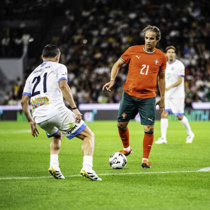 September 15, 2025, Lisbon, Lisbon, Portugal: Nuno Gomes in control of the ball in another attack, during the Legends Charity Game, between Portugal Lengends vs World Legends at Alvalade Stadium, Lisbon, on September 15, 2025 Lisbon Portugal - ZUMAr200 20250915_zsp_r200_017 Copyright: xNunoxReisinhox