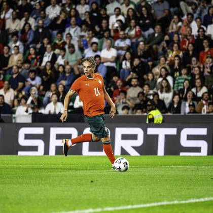 September 15, 2025, Lisbon, Lisbon, Portugal: Nuno Gomes in control of the ball in another attack, during the Legends Charity Game, between Portugal Lengends vs World Legends at Alvalade Stadium, Lisbon, on September 15, 2025 Lisbon Portugal - ZUMAr200 20250915_zsp_r200_021 Copyright: xNunoxReisinhox