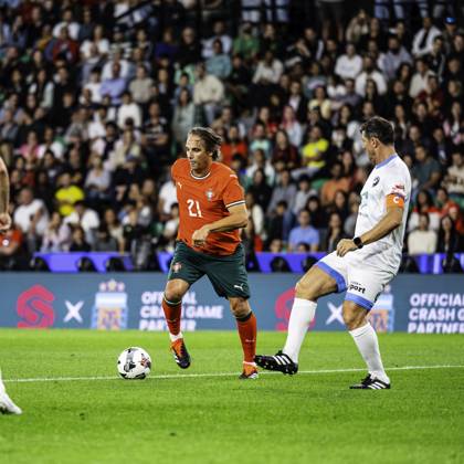 September 15, 2025, Lisbon, Lisbon, Portugal: Nuno Gomes in control of the ball in another attack, during the Legends Charity Game, between Portugal Lengends vs World Legends at Alvalade Stadium, Lisbon, on September 15, 2025 Lisbon Portugal - ZUMAr200 20250915_zsp_r200_025 Copyright: xNunoxReisinhox