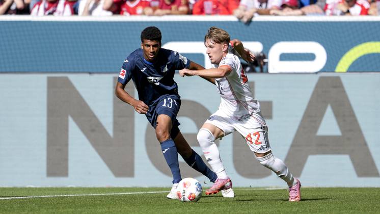 v li Bernardo Fernandes da Silva Junior Hoffenheim, 13 , Lennart Karl FC Bayern, 42 , duel, duel, tackle, tackling, dynamics, action, 20 09 2025, Sinsheim Germany , Football, Bundesliga, TSG 1899 Hoffenheim FC Bayern München, DFB DFL REGULATIONS PROHIBIT ANY USE OF PHOTOGRAPHS AS IMAGE SEQUENCES AND OR QUASI VIDEO xozx