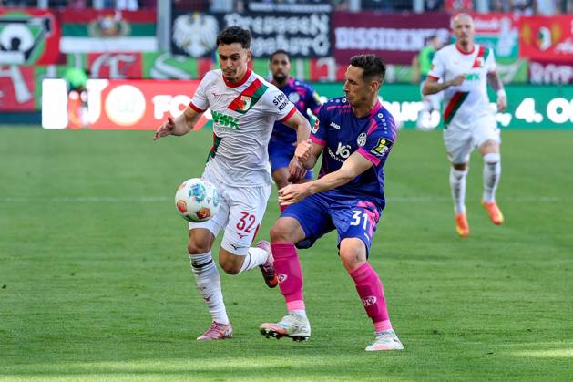 in duel, action, with Fabian Rieder 32 FC Augsburg , Dominik Kohr 31 1 FSV Mainz 05 , FC Augsburg vs 1 FSV Mainz 05, Soccer, 1 Bundesliga, 4 Matchday, 20 09 2025 DFB regulations prohibit any use of photographs as image sequences and or quasi video Augsburg Bayern Germany Copyright: xkolbert-press ChristianxKolbertx