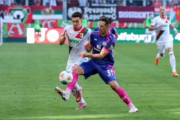 in duel, action, with Fabian Rieder 32 FC Augsburg , Dominik Kohr 31 1 FSV Mainz 05 , FC Augsburg vs 1 FSV Mainz 05, Soccer, 1 Bundesliga, 4 Matchday, 20 09 2025 DFB regulations prohibit any use of photographs as image sequences and or quasi video Augsburg Bayern Germany Copyright: xkolbert-press ChristianxKolbertx
