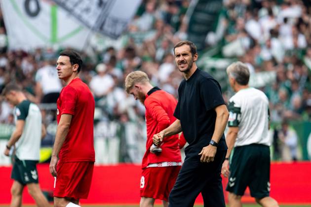 Julian Schuster SC Freiburg, Coach and team celebrate the victory and thank the fans, GER, SV Werder Bremen SVW vs SC Freiburg SCF , Soccer Bundesliga, Matchday 4, Season 2025 2026, 20 09 2025 DFB DFL regulations prohibit any use of photographs as image sequences and or quasi video GER, SV Werder Bremen SVW vs SC Freiburg SCF , Soccer Bundesliga, Matchday 4, Season 2025 2026, 20 09 2025 Bremen Copyright: xEibner-Pressefoto Memmlerx EP_MMR