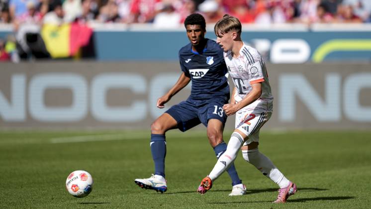 v li Bernardo Fernandes da Silva Junior Hoffenheim, 13 , Lennart Karl FC Bayern, 42 , duel, duel, tackle, tackling, dynamics, action, 20 09 2025, Sinsheim Germany , Football, Bundesliga, TSG 1899 Hoffenheim FC Bayern München, DFB DFL REGULATIONS PROHIBIT ANY USE OF PHOTOGRAPHS AS IMAGE SEQUENCES AND OR QUASI VIDEO xozx
