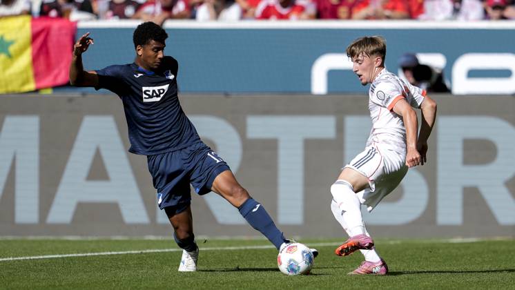 v li Bernardo Fernandes da Silva Junior Hoffenheim, 13 , Lennart Karl FC Bayern, 42 , duel, duel, tackle, tackling, dynamics, action, 20 09 2025, Sinsheim Germany , Football, Bundesliga, TSG 1899 Hoffenheim FC Bayern München, DFB DFL REGULATIONS PROHIBIT ANY USE OF PHOTOGRAPHS AS IMAGE SEQUENCES AND OR QUASI VIDEO xozx