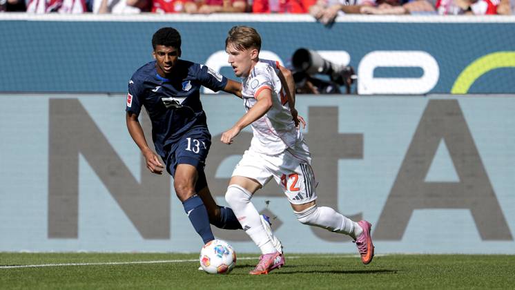 v li Bernardo Fernandes da Silva Junior Hoffenheim, 13 , Lennart Karl FC Bayern, 42 , duel, duel, tackle, tackling, dynamics, action, 20 09 2025, Sinsheim Germany , Football, Bundesliga, TSG 1899 Hoffenheim FC Bayern München, DFB DFL REGULATIONS PROHIBIT ANY USE OF PHOTOGRAPHS AS IMAGE SEQUENCES AND OR QUASI VIDEO xozx